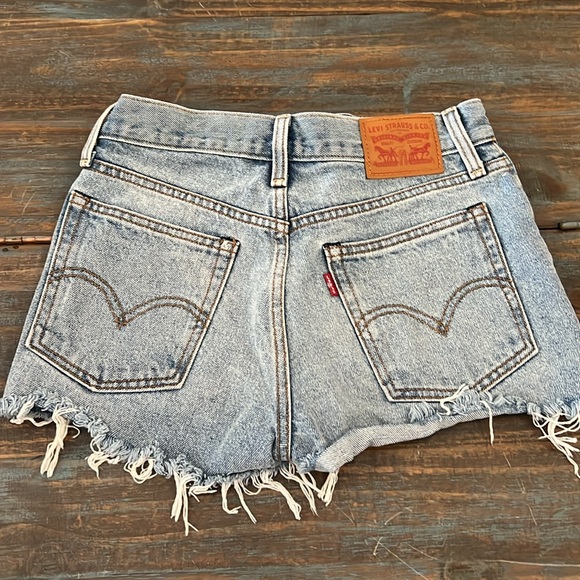 Levi's raw hem faded distressed Shorts size 25 - Picture 2 of 5